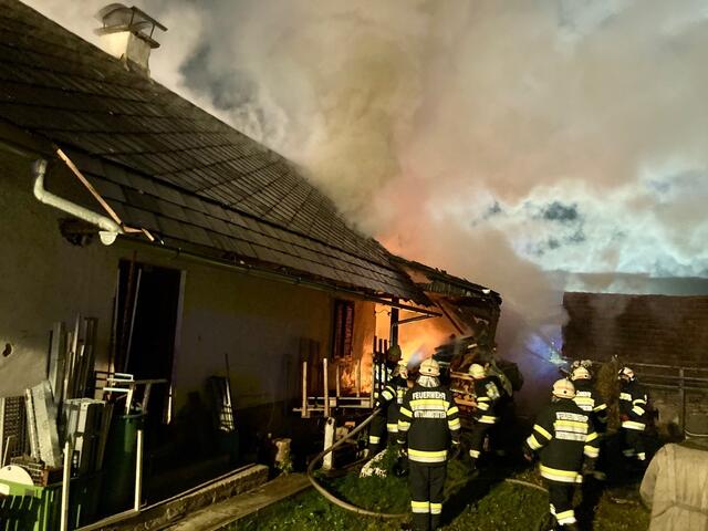 Im Predinger Ortsteil Gantschenberg ist der Dachstuhl eines unbewohnten Hauses in Brand geraten. | Foto: BFVDL