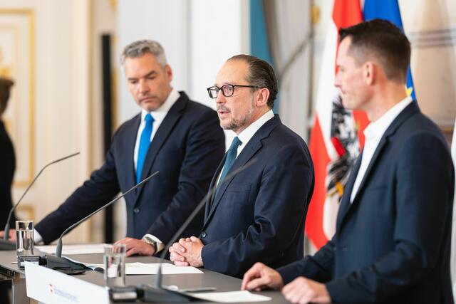 Am 14. November 2021 nahmen Bundeskanzler Alexander Schallenberg (m.), Bundesminister Karl Nehammer (l.) und Bundesminister Wolfgang Mückstein (r.) an einer Pressekonferenz zu Corona-Maßnahmen teil. | Foto: Florian Schrötter, BKA