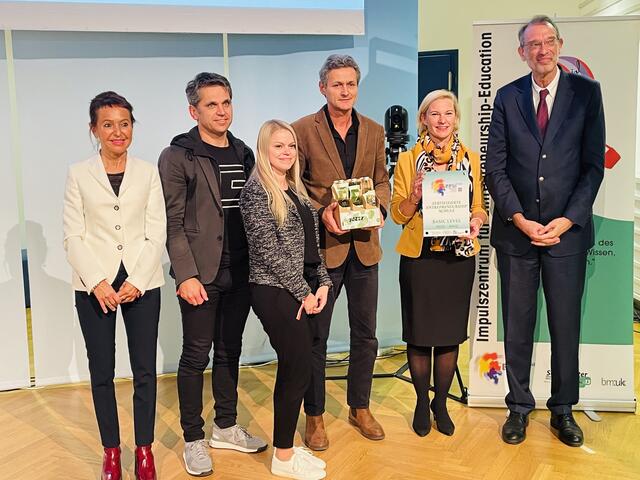 Überreichung des Zertifikats durch BM Faßmann