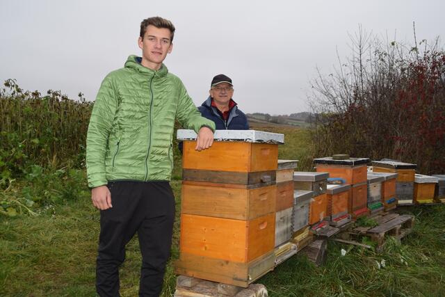 Opa Karl Lackner ist stolz auf seinen Enkelsohn Clemens, der mittlerweile 24 Bienenstöcke sein Eigen nennen kann.  | Foto: Elisabeth Kloiber