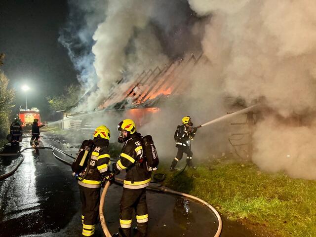 Der Gebäudebrand in Gantschenberg/Preding hat nicht weniger als acht Feuerwehren auf den Plan gerufen. | Foto: BFVDL