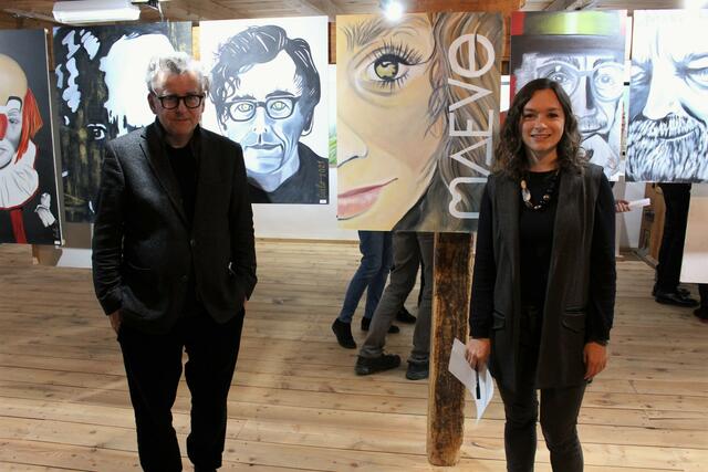 Johannes Silberschneider und Maeve Doyle vor ihren Portraits