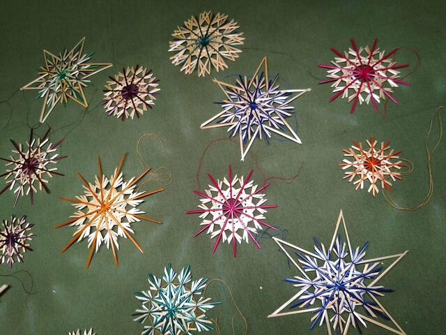 Traditioneller Christbaumschmuck: Strohsterne in verschiedenen Größen und Farben | Foto: Haslinger