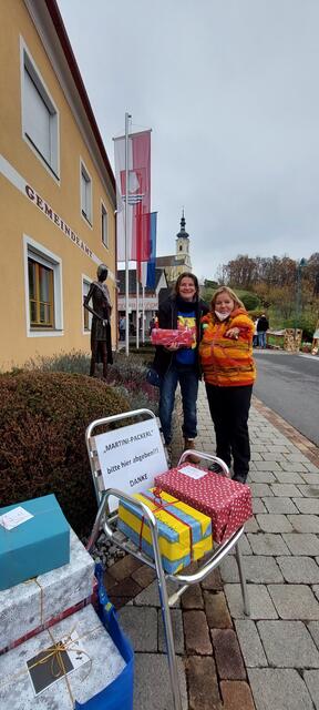 "Martinipackerl"-Abgabe: Selma und Rosi Horak haben bei der Sammelaktion mitgemacht: (von links).  | Foto: Monika Petanovitsch 
