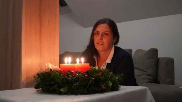 Erika Kerbl zündet die vierte Kerze an | Foto: Kerbl