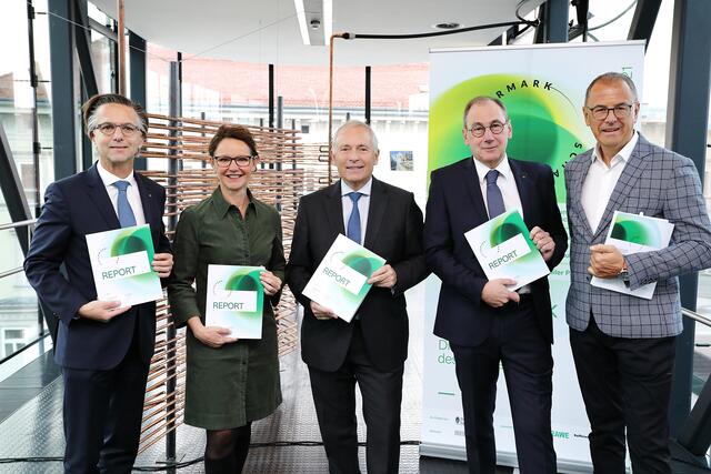 Erfolgreiche Zusammenarbeit: Gernot Reiter (Generaldirektor-Stellvertreter, GRAWE), Alexia Getzinger (kauf. Direktorin, UMJ), Christian Purrer (Vorstandssprecher, Energie Steiermark), Martin Schaller (Generaldirektor, Raiffeisen-Landesbank Steiermark) und Wolfgang Muchitsch (wiss. Direktor, UMJ)