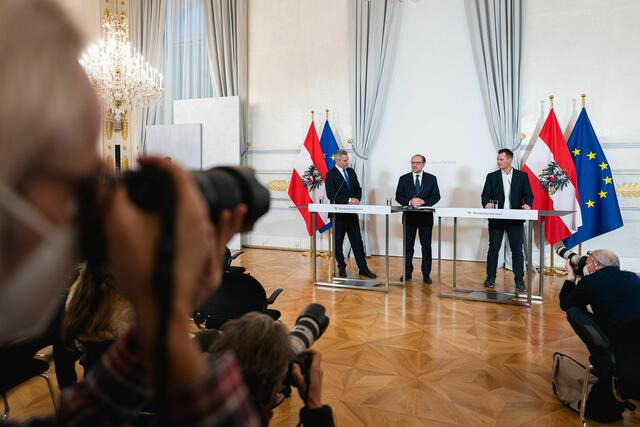 Am 14. November 2021 nahmen Bundeskanzler Alexander Schallenberg (m.), Bundesminister Karl Nehammer (l.) und Bundesminister Wolfgang Mückstein (r.) an einer Pressekonferenz zu Corona-Maßnahmen teil. | Foto: Florian Schrötter, BKA
