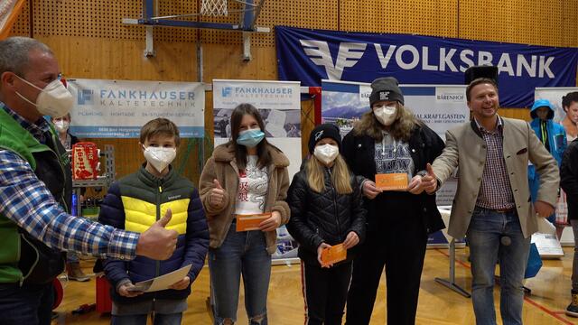 Beim Gewinnspiel für die Schüler wurden unter den mehr als 200 Besuchern Gasteinertaler verlost.