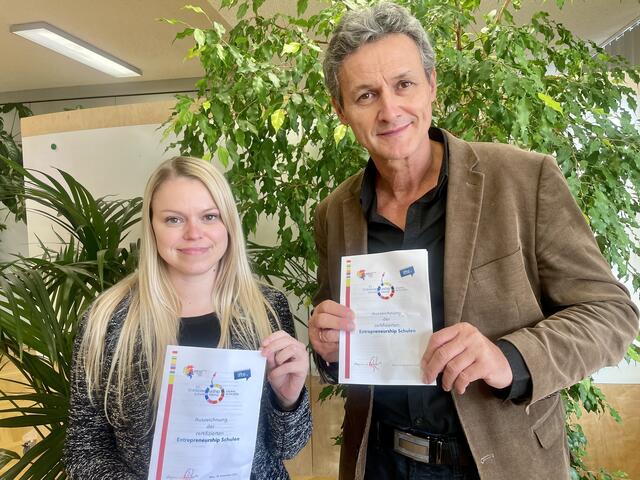 Prof. Radnasich und Prof. Müller führten gemeinsam die Zertifizierung durch | Foto: HAK/HAS Oberpullendorf