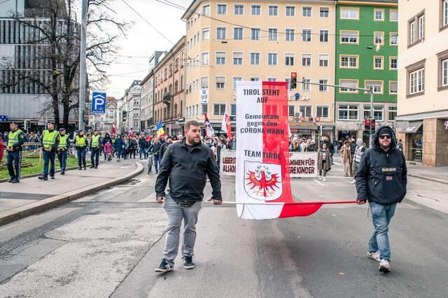 Die Coronademo in Innsbruck sorgt für Diskussionen. | Foto: zeitungsfoto.at
