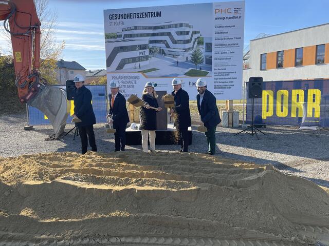 Bgm. Matthias Stadler, Bauherr Franz Holler, Landesrätin Ulrike Königsberger-Ludwig, und Architekt Andreas Aichberger.