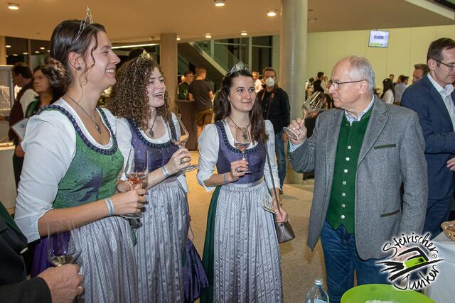 Prost: LR Hans Seitinger mit den steirischen Weinhoheiten | Foto: fotokuchl