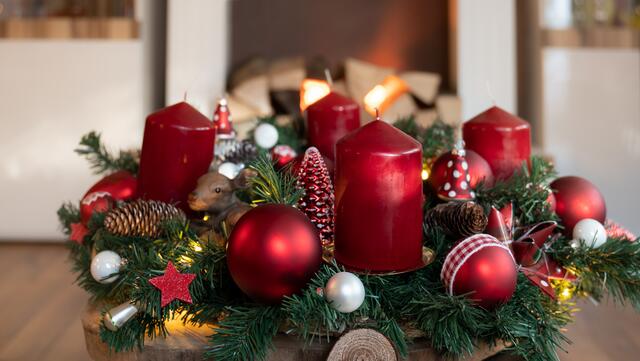 Ein selbstgebundener Adventkranz beschert besonders besinnliche Momente.  | Foto: Tanja-Esser_panthermedia