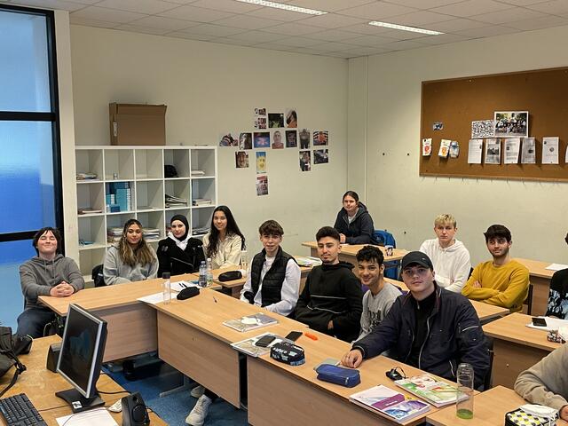 Die Informatikklasse arbeitet gerne am Computer und freut sich über das Vertrauen des Lehrers.