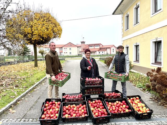 Bauernbundobmann Thomas Wahl , GR Angela Aigner und Jürgen Weißenbek (von links) mit einem Teil der Äpfel | Foto: VP Ennsdorf