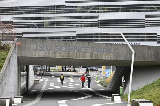 Eine Unterführung unter der Altenberger Straße verbindet Campus und den Science Park.