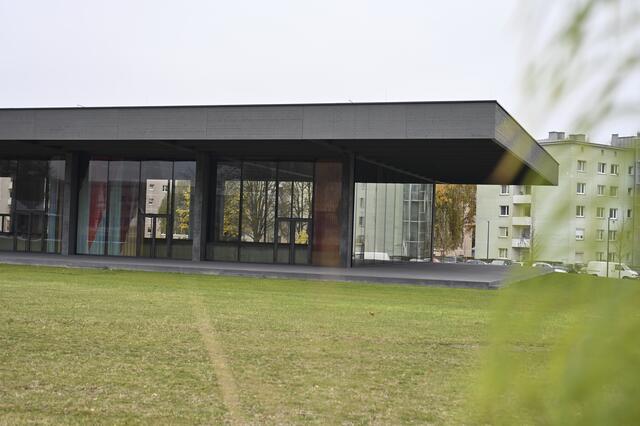 Beliebter Treffpunkt im Sommer – Wiese und die Sitzgarnituren vor der Kepler Hall. 