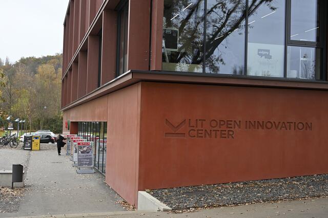 Im LIT Open Innovation Center ist auch ein Spar-Markt untergebracht. Wie es für eine innovative Uni gehört, können Studis sich ihr Weckerl per App gleich im Hörsaal vorbestellen.