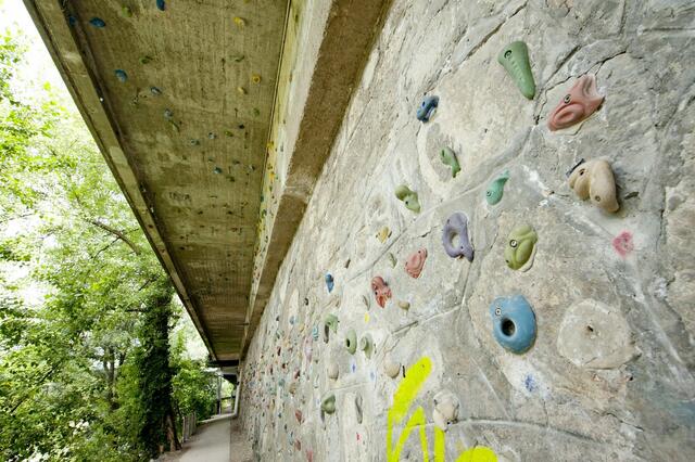 Zwischen Murinsel und Hauptbrücke wird in Graz geklettert. | Foto: Stadt Graz/Fischer