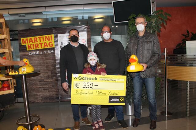 Bürgermeister Roland Maureder, Glückskind Nina, Markus Hamberger (Liebenswertes Zwettl) und Raiffeisen-Geschäftsführer Manfred Schwendtner (v. l.) | Foto: Gernot Fohler