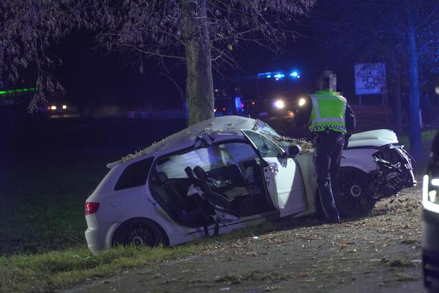 Der Pkw wurde bei dem Unfall schwer beschädigt. | Foto: DOKU NÖ