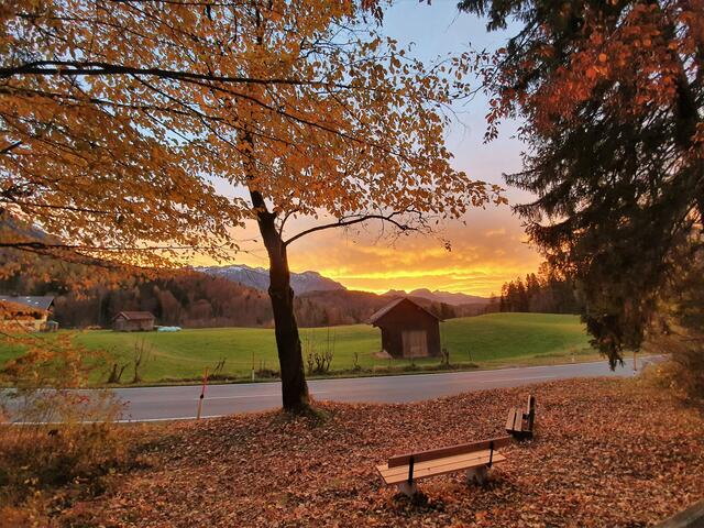 Erste Reihe Fußfrei für das Naturschauspiel Sonnenuntergang im herbstlichen Alpenvorland