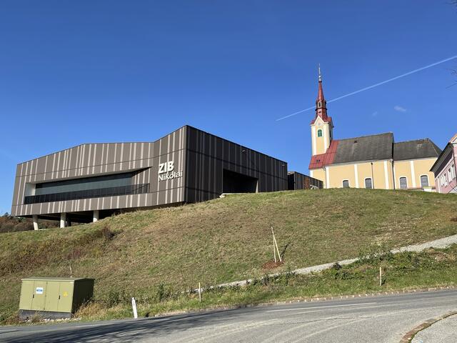 Das "Zentrum im Berg" ist ein wahrer Blickfang geworden und thront über St. Nikolai ob Draßling. | Foto: Eva Heinrich-Sinemus