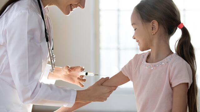 Derzeit werden in der Steiermark Kinder unter 12 Jahren nur "off-label", ohne offizielle Zulassung geimpft.  | Foto: fizkes/Shutterstock.com