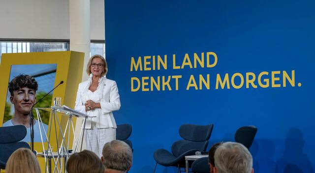 Landeshauptfrau Johanna Mikl-Leitner bei ihrer Ansprache zum Landesfeiertag.  | Foto: NLK