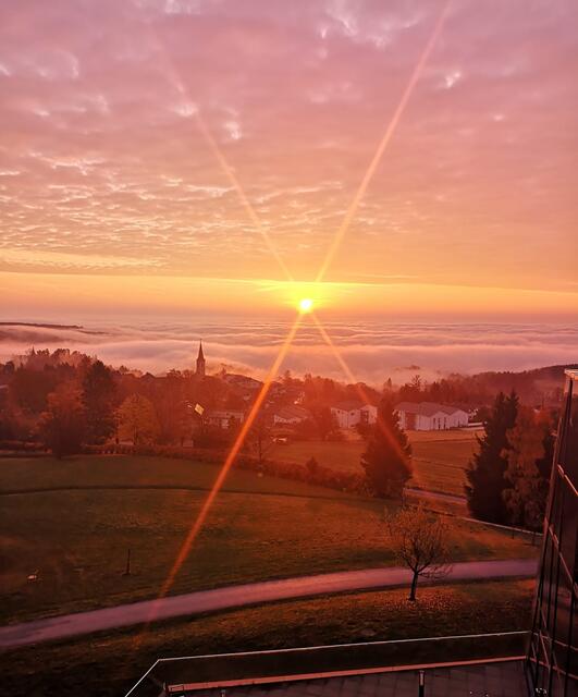 ....von Sankt Radegund am Schöckel. Ich hatte bereits ein Foto dieser Art, unter Herbstzeit-Nebelzeit eingestellt. Doch heute, sind meiner Meinung nach, die Lichteffekte ungleich besser und das Bild im Gesamten schärfer. Ich möchte euch an diesem Eindruck unbedingt teilhaben lassen und habe auch dieses Bild eingestellt.