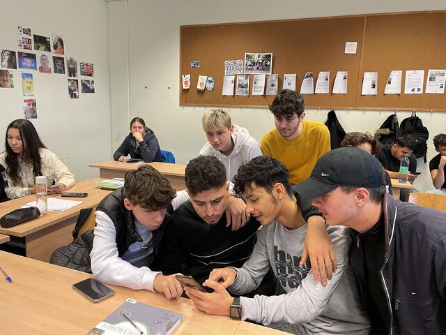 Die Schüler helfen sich gegenseitig. | Foto: Miriam Al Kafur