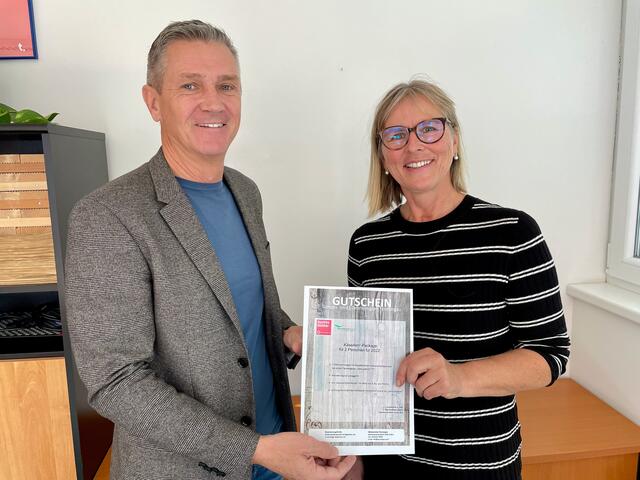 Gerhard Resch (Geschäftsstellenleiter der BezirksBlätter Pinzgau) konnte den Preis an die Hüttenpass-Gewinnerin Martina Riegler aus Zell am See übergeben.