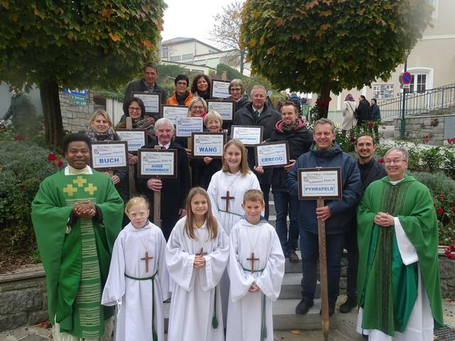 Pfarrer Hans Lagler (r,) und Kaplan Samuel Adingu Igwe (l.) freuen sich mit den Pfarrgemeinderäten über die gelungene Aktion in ihrerer Pfarre. | Foto: Markus Eder