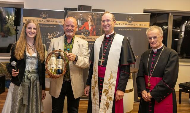 v.l. Winzerin Katharina Baumgartner, Sänger und Pate Gary Lux, Weihbischof DI Mag. Turnovszky