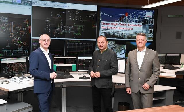 Die TINETZ-Geschäftsführer Thomas Trattler (li.) und Thomas Rieder (re.) beim Lokalaugenschein mit LH-Stv. Josef Geisler in der rundum modernisierten Warte.
  | Foto: TINETZ/Vandory