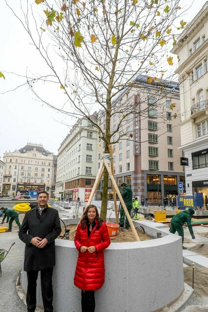 Figl und Sima präsentierten den ersten Baum. | Foto: PID/Fürthner