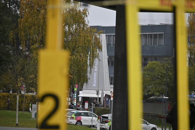Blick von der Keplerhall in Richtung Straßenbahn-Haltestelle mit dem JKU-Würstelstand.