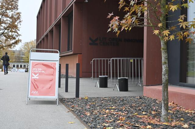 Corona-Einlasskontrollen finden an insgesamt vier Checkpoints am Campus statt.