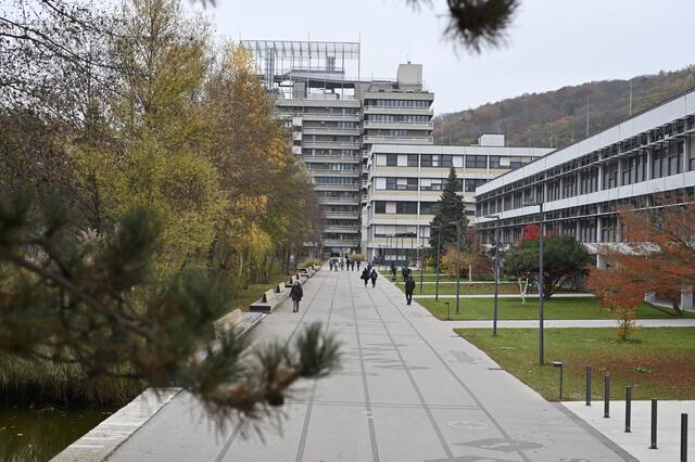 Der JKU-Campus mit dem "Somnium" im Hintergrund – Österreichs wohl grünster Campus lädt zum Flanieren und Verweilen ein.