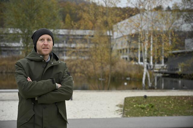 Alexander Freischlager leitet das Operation Management an der Johannes Kepler-Universität und führte die BezirksRundSchau über den revitalisierten Uni-Campus.