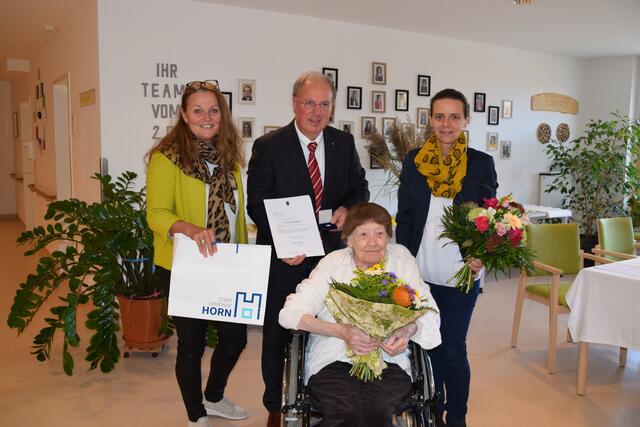 Stadträtin Maria van Dyck, Bezirkshauptmann Johannes Kranner und Marion Wirth gratulierten Katharina Schlosser (vorne). | Foto: Stadtgemeinde Horn