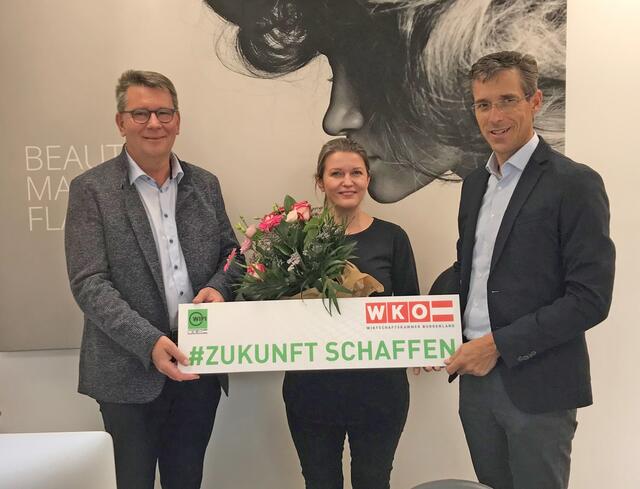 Roman Eder (li.) und Andreas Sagmeister gratulierten Tina Weiss-Panner zur Eröffnung ihres neuen Kosmetikstudios in Stegersbach.
| Foto: Wirtschaftskammer