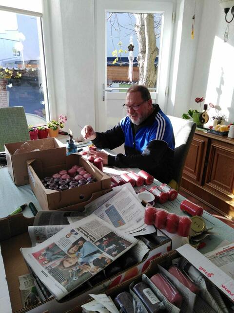 Anton Prinz beim vorbereiten der Kerzen.  | Foto: Prinz