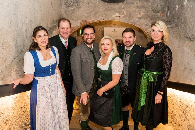 Jörg Bugram, Filialleiter der Steiermärkischen Sparkasse Stainz (3.v.l.), hier mit seinem Team, hat das Junkerfest 2021 ebenso unterstützt ... | Foto: Elisabeth Korbe