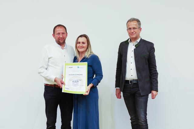 Tanja und Josef Deisinger mit mit Karl Dietachmair, Direktor der Landwirtschaftskammer Oberösterreich. | Foto: LKOÖ/Hötzendorfer