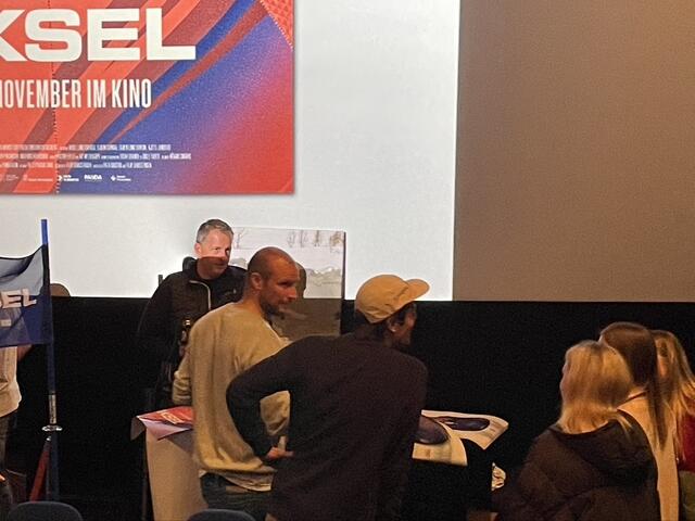 Geduldig und bestens gelaunt schrieb Svindal Autogramme, dabei fragte er jedem nach seinem Namen. | Foto: Sarah Braun