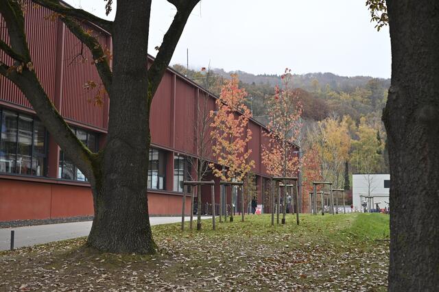 Westlich des TNF-Turms steht das Open Innovation Center, das etwa eine Pilotfabrik für Kunststoff-Recycling beinhaltet.