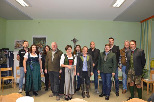 Bürgermeisterin Maria Benedetter (5.v.li.) mit dem Rosenauer Gemeinderat. | Foto: Gemeinde Rosenau