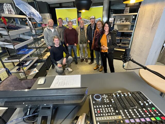Das Radio-Team im Studio (TVB-Büro) mit Bandmitgliedern von 69 in the shade (Vater und Sohn). | Foto: Kogler