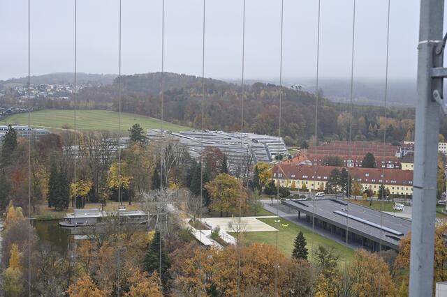 Die Keplerhall (r.) samt Volleyballplätzen und Grünfläche von oben – im Hintergrund die fünf Gebäude des Science Parks.